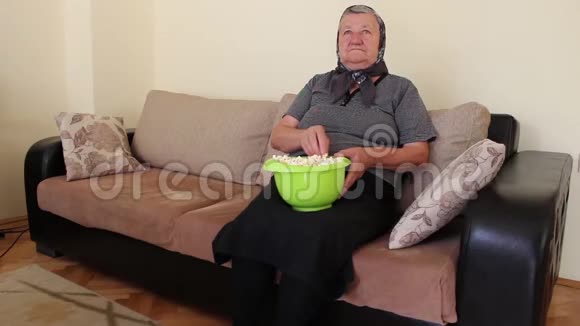 祖母在沙发上吃爆米花视频的预览图