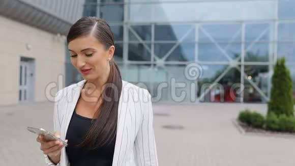 工作旅行机场附近带电话和手提箱的商务女性视频的预览图