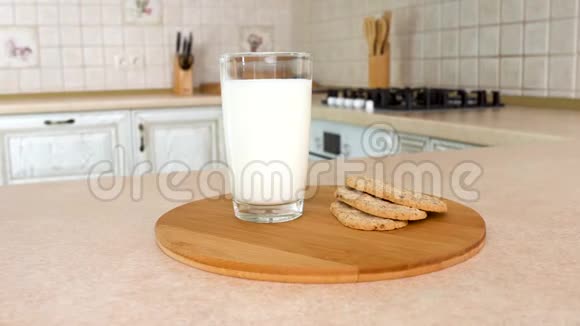一杯牛奶和健康的脆早餐饼干旋转相机与白色厨房的背景多利视频的预览图