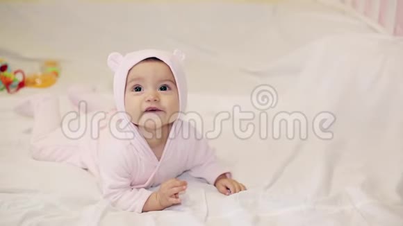 穿粉红熊服装的漂亮小女孩视频的预览图