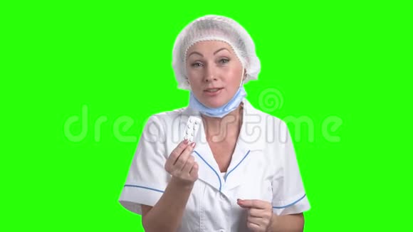 成熟的女医生提供药丸视频的预览图