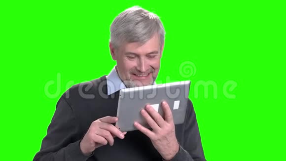 快乐的中年男人通过电脑平板电脑交谈视频的预览图