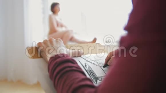 女性用裸模画画画室画素描视频的预览图