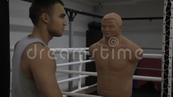 帅哥在室内拳击俱乐部打人体模型视频的预览图