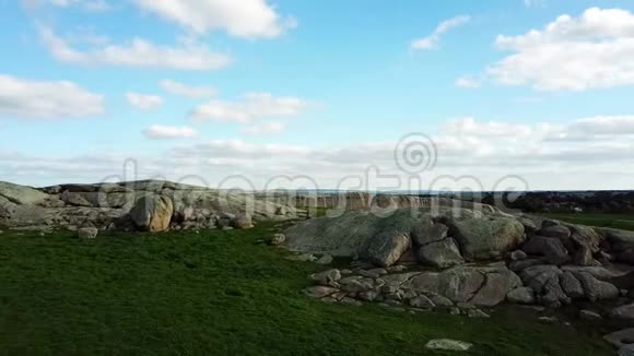 青草上的白色巨石01视频的预览图
