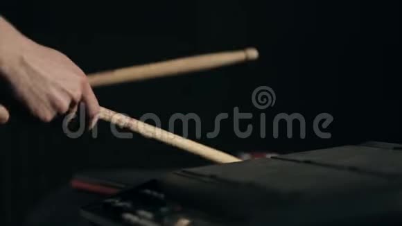音乐家的手用鼓槌在电子垫子上演奏视频的预览图