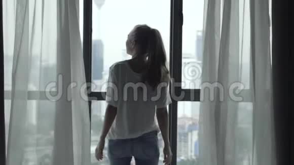 靠近窗户的女人视频的预览图