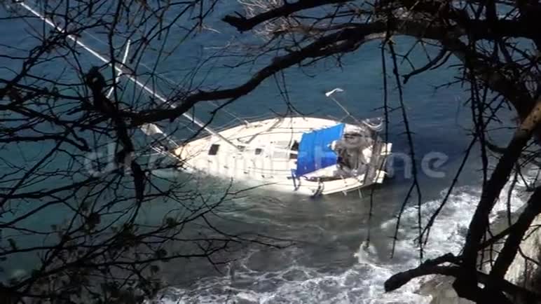 一艘游艇在加勒比海的礁石上搁浅视频的预览图