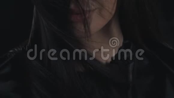 一个头发梳成蝴蝶结的女孩视频的预览图