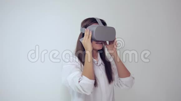 带虚拟现实耳机或3眼镜玩游戏的快乐年轻女性视频的预览图