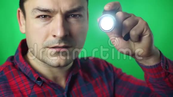 男人用手电筒找出问题绿色屏幕背景视频的预览图