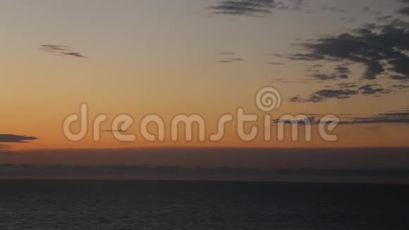 令人惊叹的日落在海滩上日落时海滩上的海水波浪阳光反射水面美丽的夜晚视频的预览图