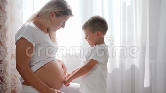 未来母亲在室内自然光线下的甜儿抚肚子视频的预览图