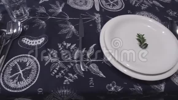 桌子设置餐具慢速滑块射击视频的预览图