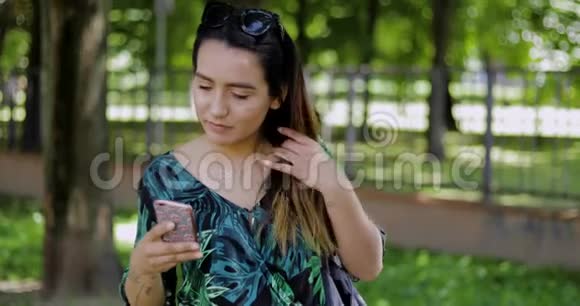严肃的年轻女性在手机上读短信视频的预览图
