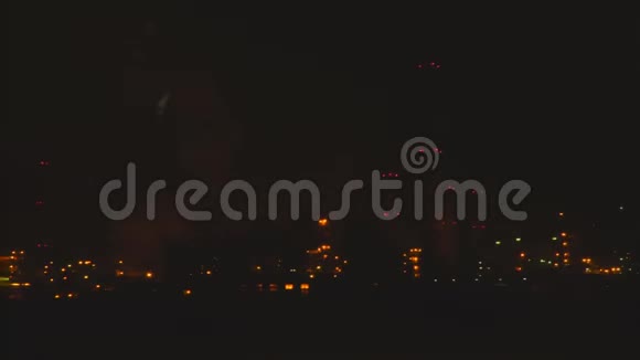 晚上从车窗看到炼油厂视频的预览图