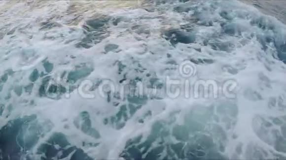 强大的海浪从快速移动的船上抽出一股巨大的深蓝水和白色泡沫上升视频的预览图