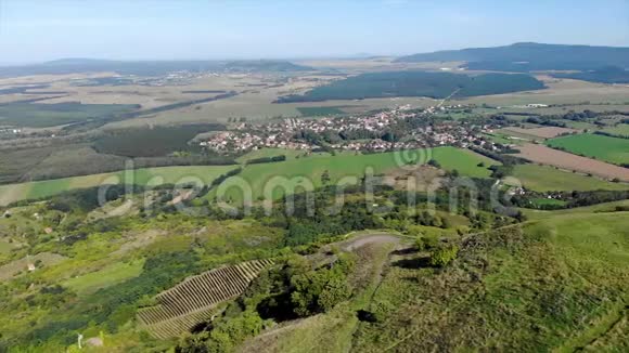 从巴拉顿湖附近的科斯班克山上拍摄的匈牙利空中景观片段视频的预览图