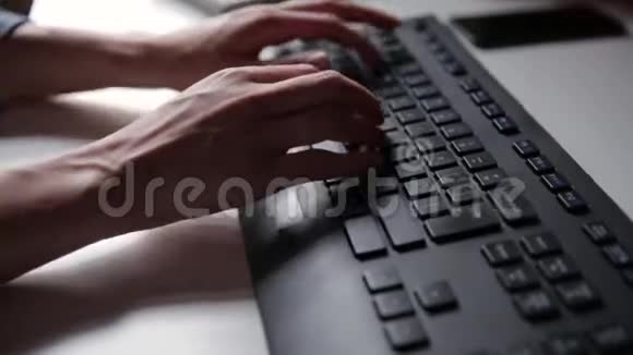 女人手在电脑键盘上打字年轻商业女性自由职业者视频的预览图