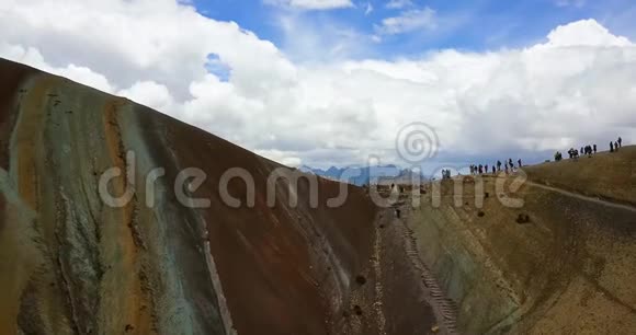 秘鲁彩虹山和安第斯山脉的鸟瞰图视频的预览图
