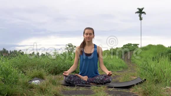 女子练习瑜伽姿势视频的预览图
