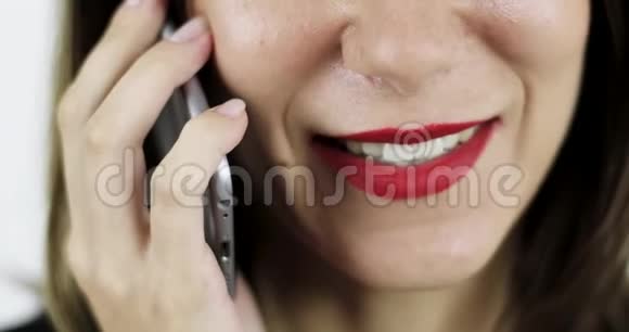 闭上嘴女人在手机上说话视频的预览图