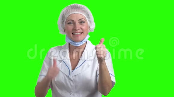女医生竖起了两个大拇指视频的预览图