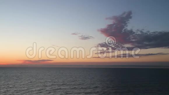 令人惊叹的日落在海滩上日落时海滩上的海水波浪阳光反射水面美丽的夜晚视频的预览图