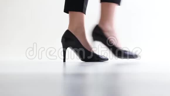 穿黑鞋的女孩走在白色工作室视频的预览图