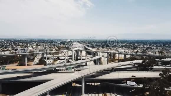 无人机在洛杉矶的史诗级多级公路交叉口向前飞行交通向四面八方移动视频的预览图