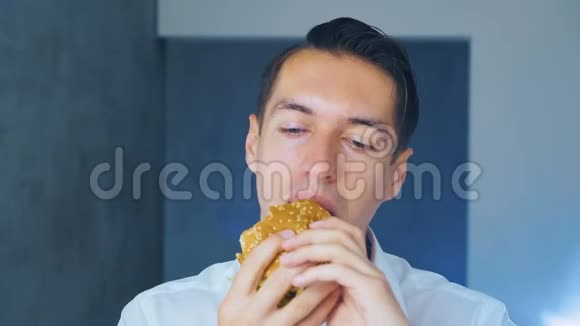 商人吃汉堡包快餐芝士汉堡汉堡三明治视频的预览图