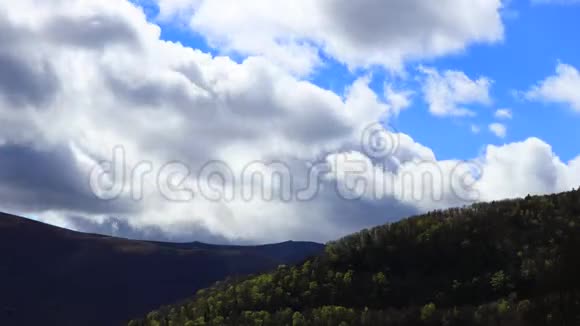 法国比利牛斯山上移动云层的时间推移视频的预览图
