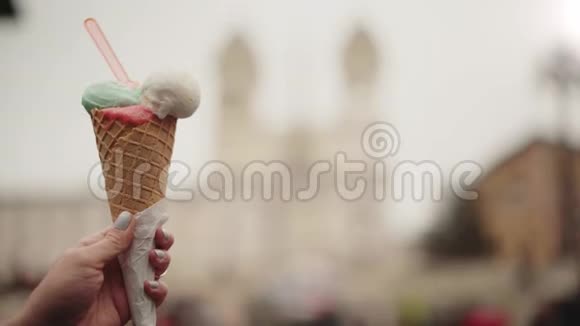 女人的手拿着冰淇淋在罗马模糊的西班牙广场视频的预览图