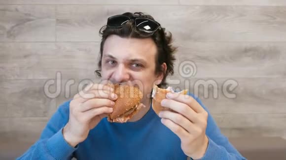 人们一边吃汉堡包一边坐在咖啡馆里视频的预览图