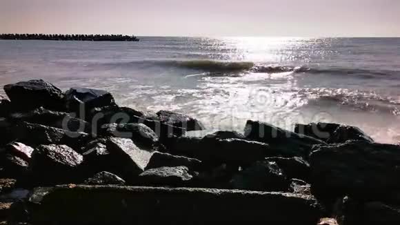沙滩上的海浪石头海岸视频的预览图