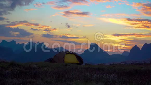 黎明和群山背景下的帐篷视频的预览图