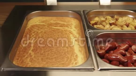 热的饭菜放在食物盘里视频的预览图