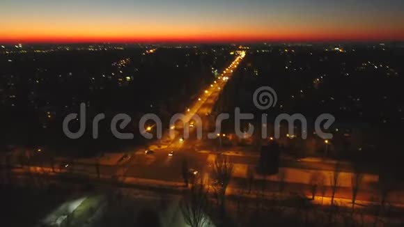 高清机空射夜城近距离拍摄十字路口视频的预览图