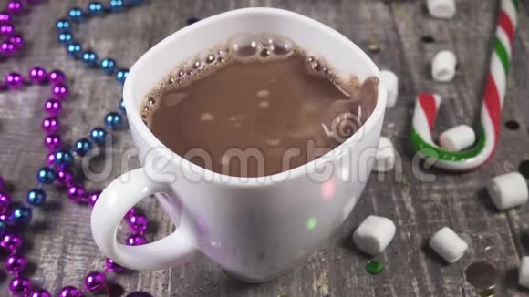慢动作把棉花糖扔进热巧克力杯里视频的预览图