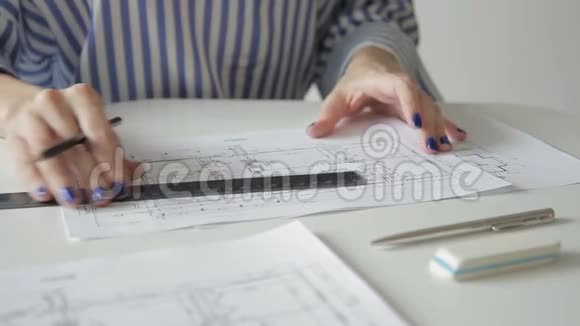 女建筑师用尺子和铅笔画画坐在办公室的桌子上视频的预览图
