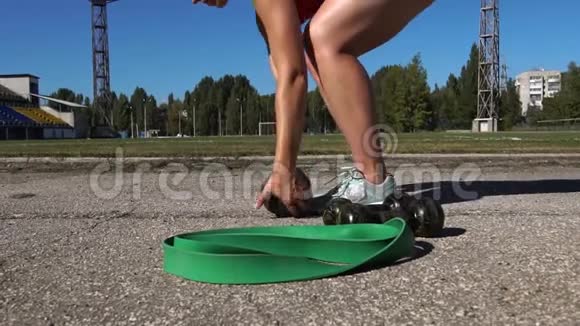 女运动员举着沉重的哑铃做滑翔运动视频的预览图