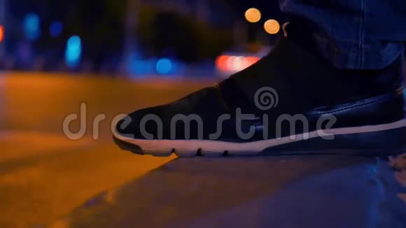 人在夜城的一个人行横道过马路视频的预览图