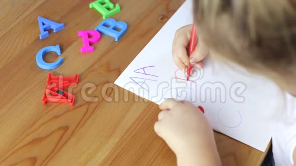 小女孩正在学习字母表视频的预览图