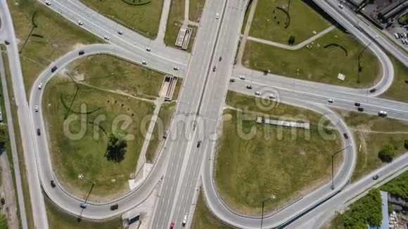 交通枢纽的航空影像交通十字路口的日景图视频的预览图