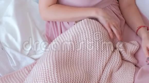 小可爱的金发女孩和她穿着粉红色裙子躺在床上的妈妈玩捉迷藏视频的预览图