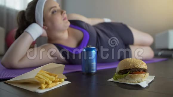 爱不上进的懒女孩咀嚼快餐过着不健康的生活方式视频的预览图