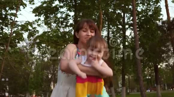 妈妈把孩子扔到街上玩宝贝嘲笑爱妈妈的手宝贝和妈妈笑一起玩视频的预览图