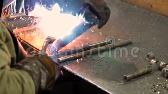 焊接金属零件视频的预览图