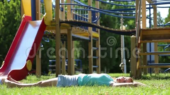 躺在草地上的女孩视频的预览图