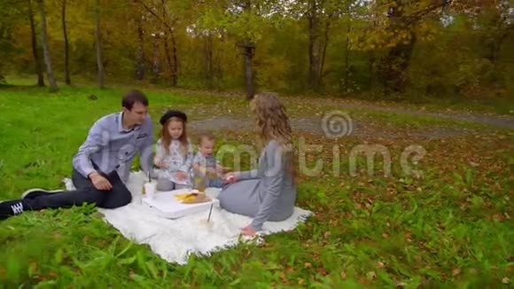 一家人在秋天公园野餐吃薯条视频的预览图